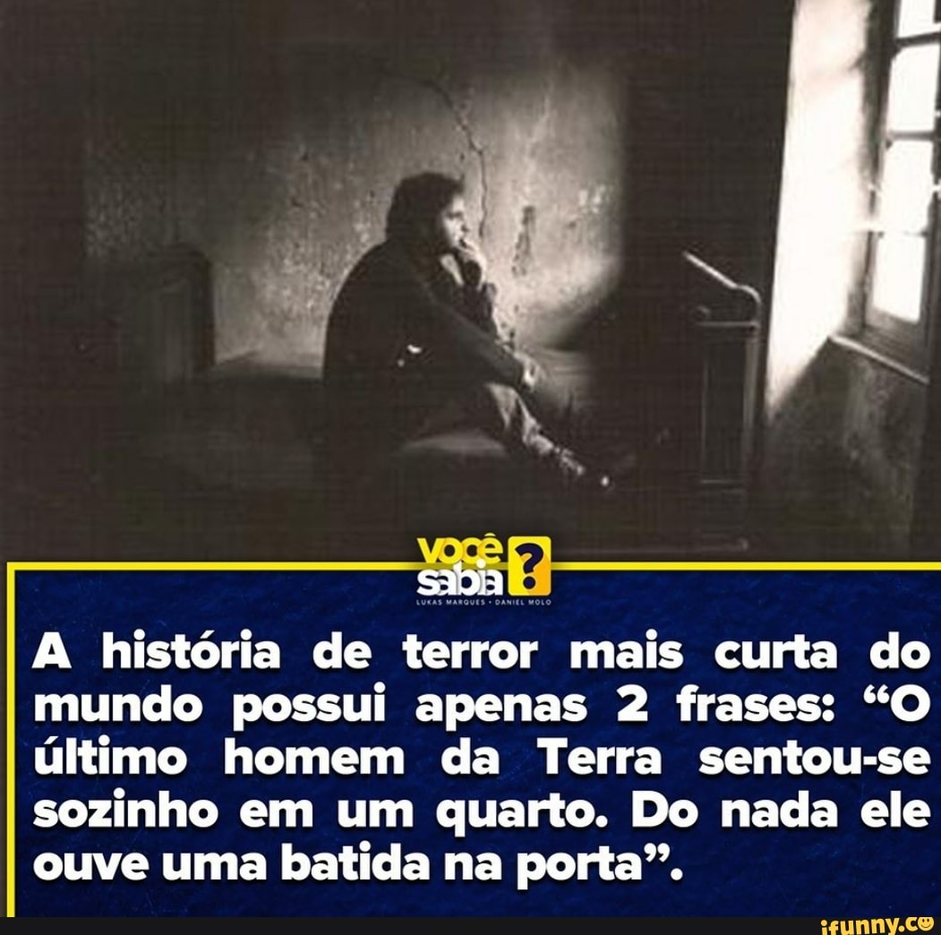 Um homem com uma cara assustadora está atrás de uma porta.