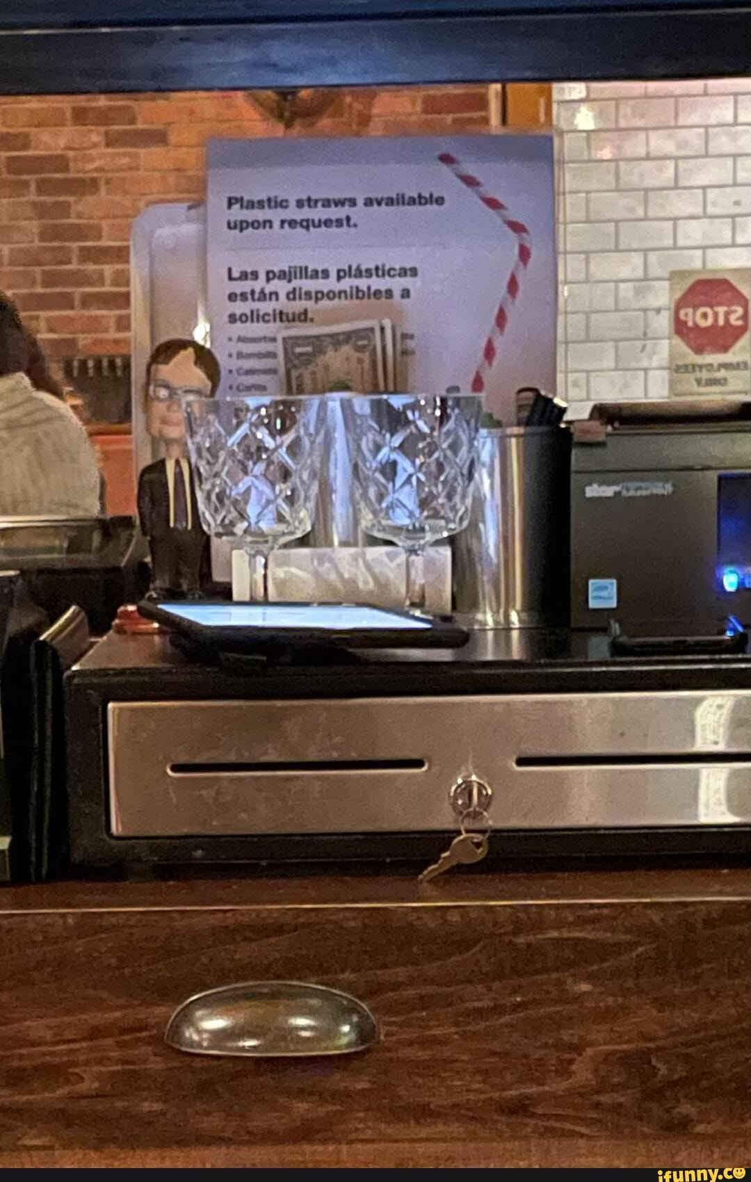 Plastic straws available upon request Las pajilias plasticas est4n