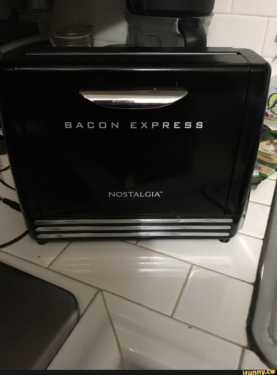 I wanted to eat more bacon. They make a bacon toaster. - BACON EXPRESS  NOSTALGIA - iFunny Brazil