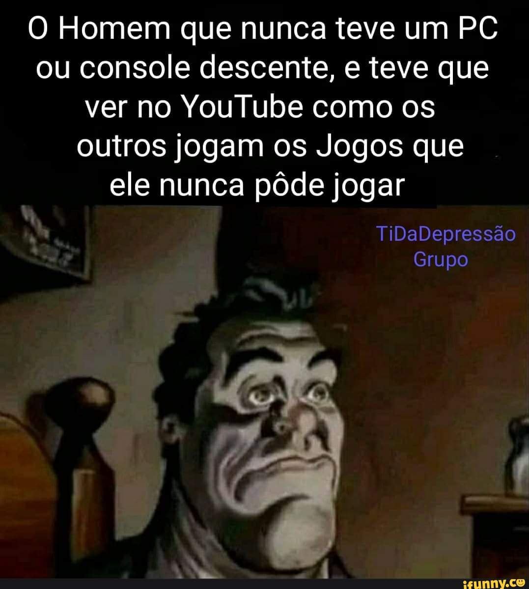 Homem jogando um jogo no seu computador