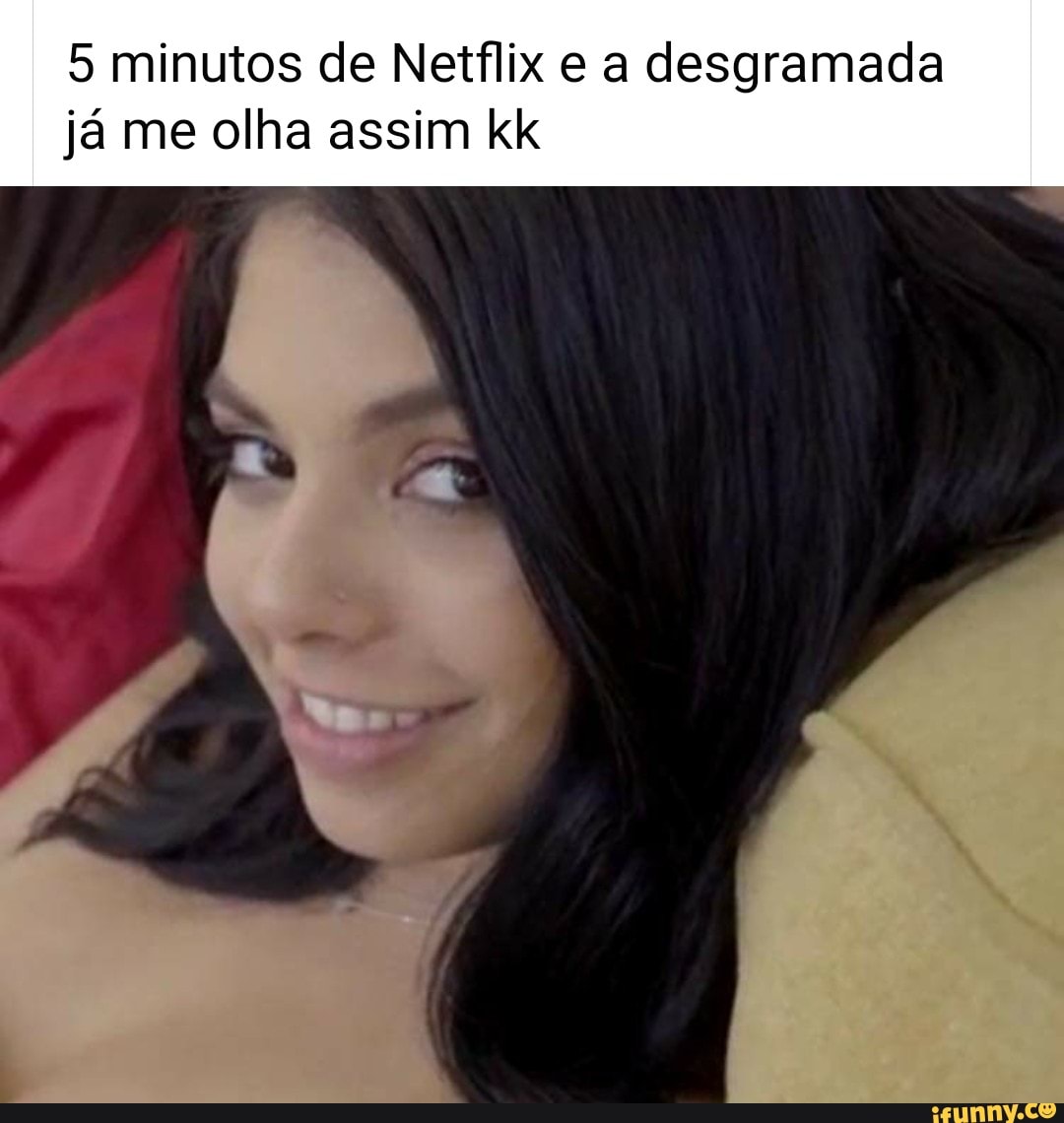 5 minutos de Netflix e a desgramada já me olha assim kk - iFunny Brazil