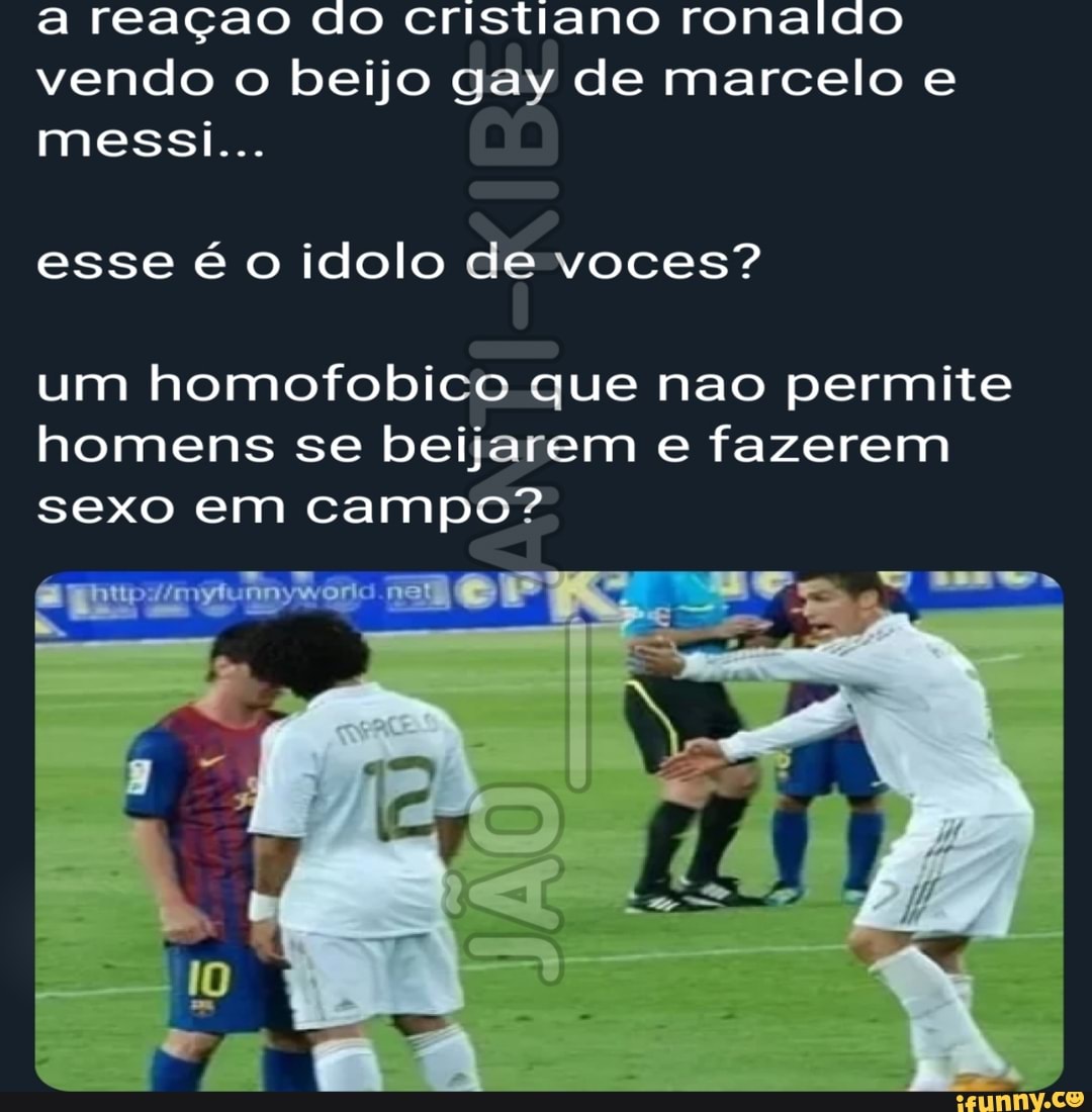 A reaçao do cristiano ronaldo vendo o beijo gay de marcelo e esse é o idolo  de voces? um homofobico que nao permite homens se beijarem e fazerem sexo  em campo? -