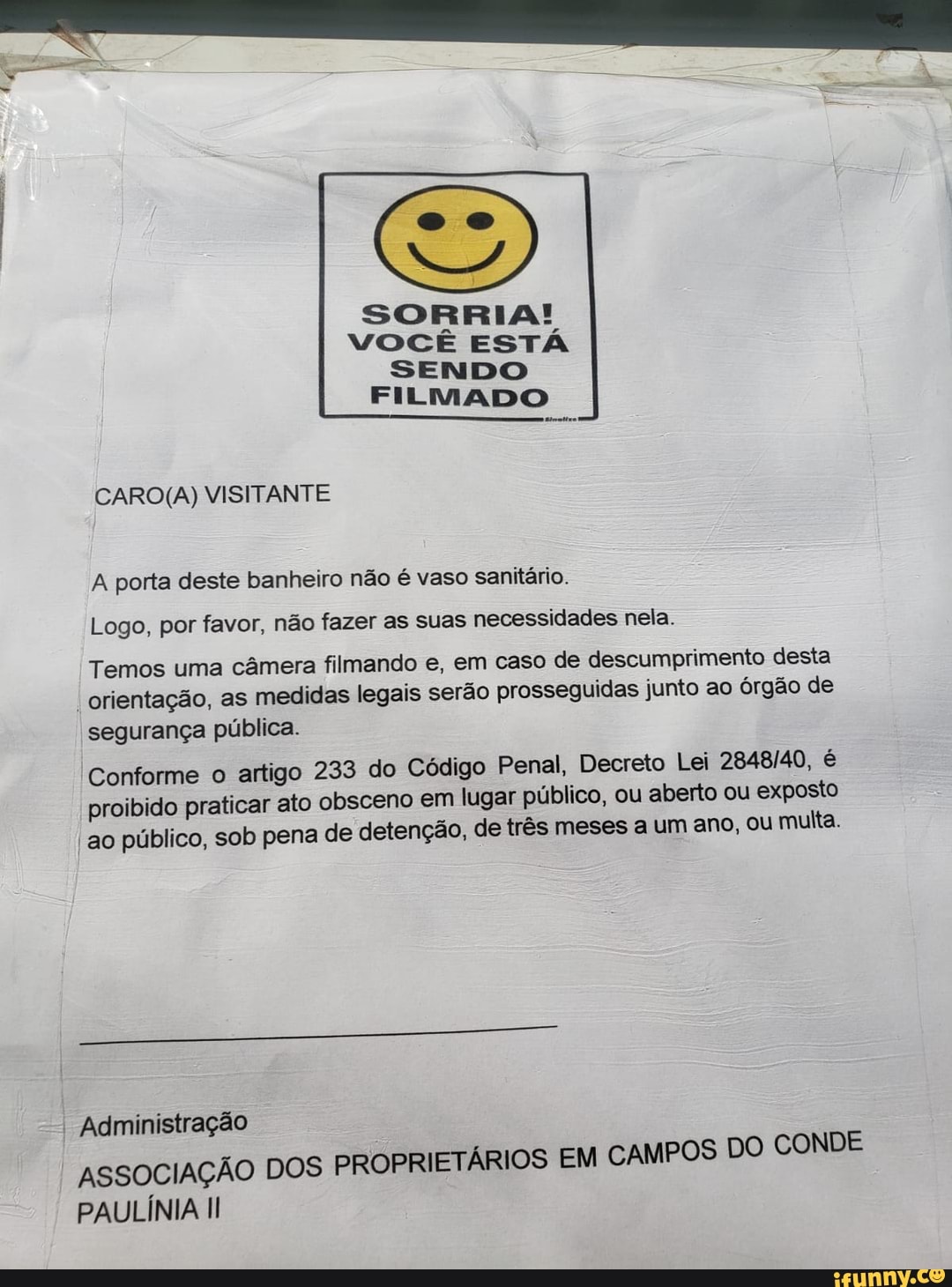 SORRIA! VOCÊ ESTÁ SENDO FILMADO VISITANTE A porta deste banheiro não é vaso  sanitário. Logo, por