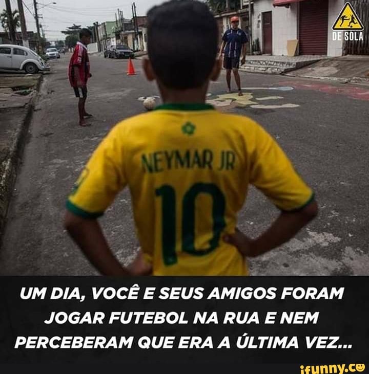 Tipos de amigos jogando bola na rua 